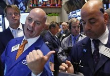 Wall Street Drops, Weighed By Wal-Mart, Cisco