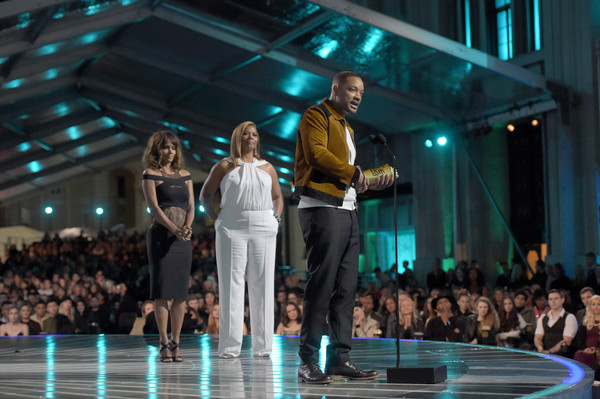 2. Halle Berry, Queen Latifah watch as Will Smith accepts his award - THEWILL NEWS MEDIA 2. Halle Berry, Queen Latifah watch as Will Smith accepts his award