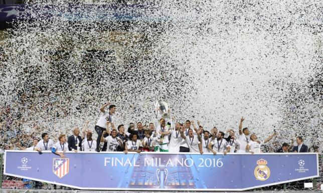 Soccer Football - Atletico Madrid v Real Madrid - UEFA Champions League Final - San Siro Stadium, Milan, Italy - 28/5/16 Real Madrid's Sergio Ramos lifts the trophy as they celebrate winning the UEFA Champions League Action Images via Reuters / Carl Recine