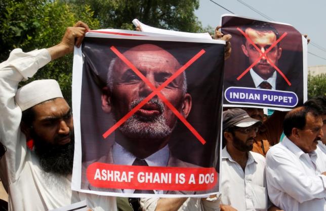 Pakistani traders protest recent clashes on the border with Afghanistan during a demonstration in Peshawar