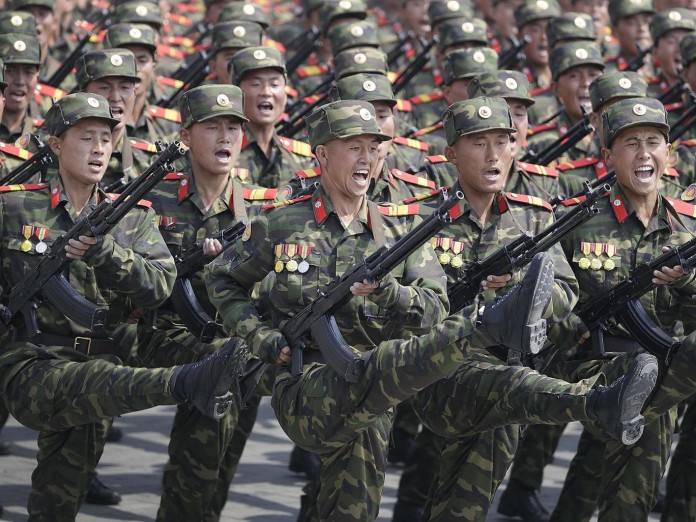 north-korean-soldiers-drilling