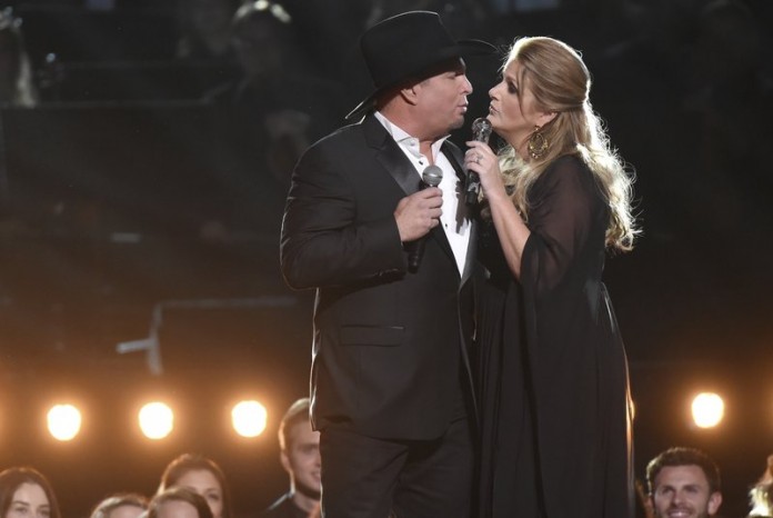 Garth Brooks, Trisha Yearwood Buy Wedding Gifts For Fans