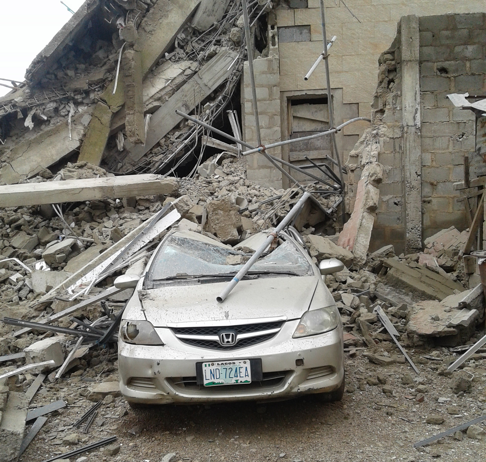 Pic.8.-Four-storey-building-collapses-on-Zulu-Gambari-Road-in-Ilorin - THEWILL NEWS MEDIA Pic.8. A car at the scene of a four-storey building which collapsed on Zulu Gambari Road in Ilorin on Friday (18/8/17). 04372/18/8/2017/Olayinka Owolewa/BJO/NAN