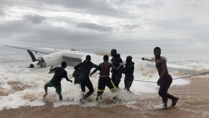 abidjan-crashed-international-wreckage-airport-engine-propeller_1815b694-b0d4-11e7-b6fd-382ae8cf2ee4