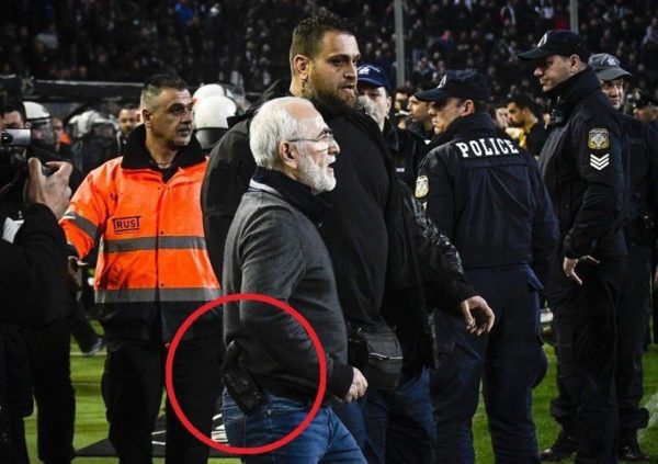 laga-paok-kontra-aek-ditunda-setelah-pemilik-klub-mengamuk-ke-dalam-lapangan-EDnsOGq1U3-600x423