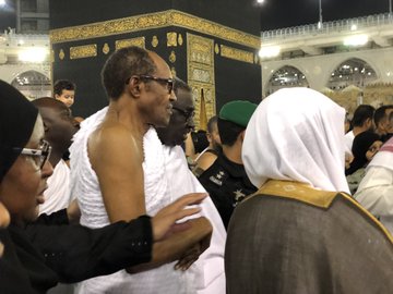 buhari pray 3 - THEWILL NEWS MEDIA