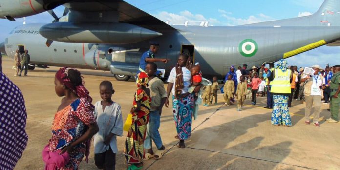 Pic.31.-Nigerian-refugees-return-from-Cameroon-1140x570