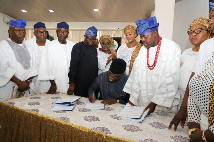 FAYEMI SIGN AMOTEKUN