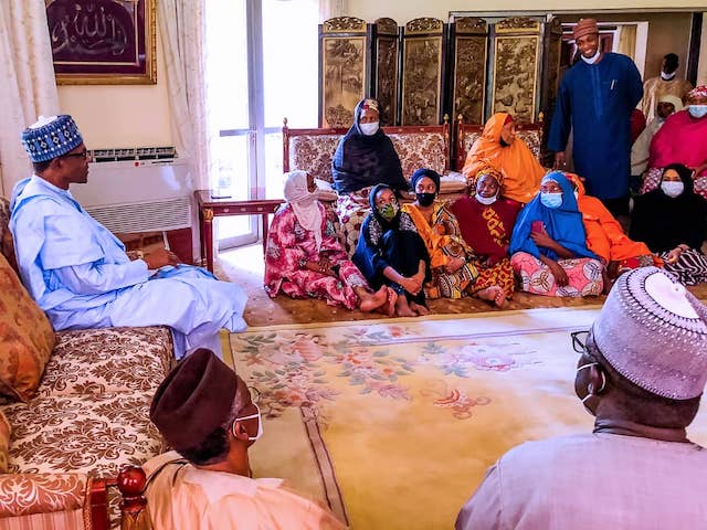 Buhari-far-left-with-the-YarAdua-family.-Sitting-on-the-floor-left-is-Nasir-El-Rufai-