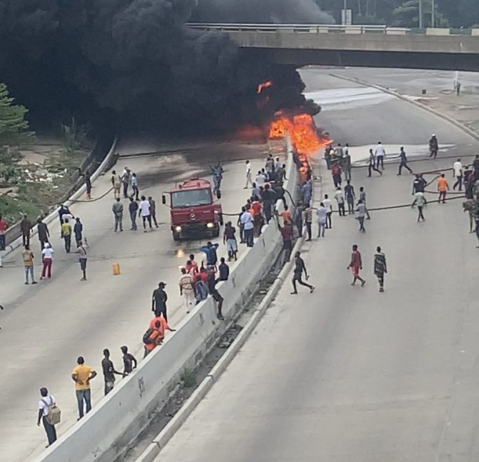 736642-fg-warns-public-over-use-of-lagos-airport-road-flyover