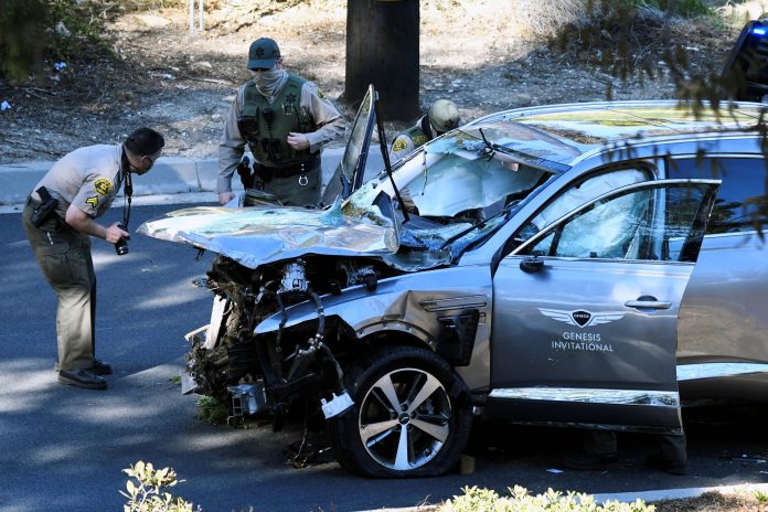 Image: The vehicle of golfer Tiger Woods is recovered in Los Angeles Tiger Wood's Crash