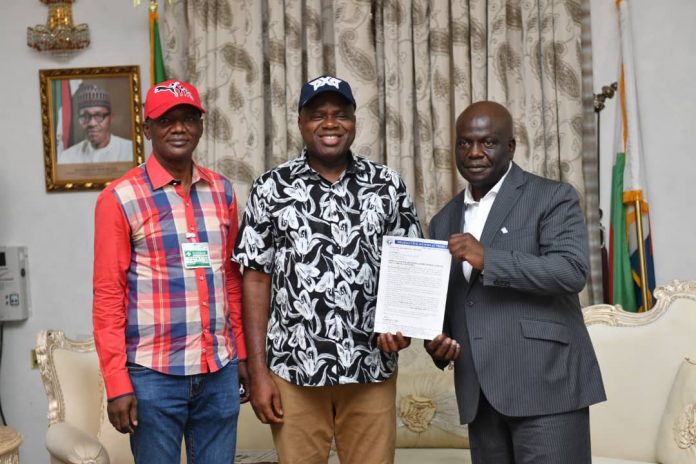 EzMHwFTVIAUB8d9 The NCAA Director General, Dr. Nuhu Musa, presented the regulatory body's approval letter to an elated Governor Douye Diri at the Government House, Yenagoa