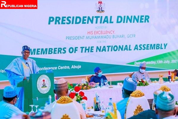 President-Buhari-addressing-NASS-members-at-dinner-on-Tuesday-night-at-Aso-Villa Buhari
