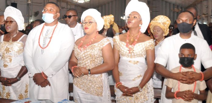 R-L Kingsley & Rita Obiora, Priscillia & Justice Ize-Iyamu & Kate Chuwkwuma, wife of the deceased. R-L Kingsley & Rita Obiora, Priscillia & Justice Ize-Iyamu & Kate Chuwkwuma, wife of the deceased.