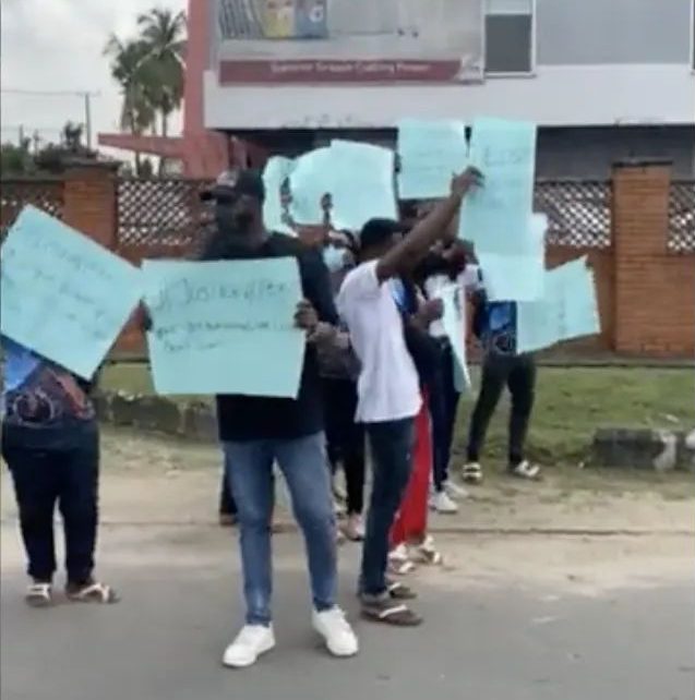 Pere’s Fans Protest