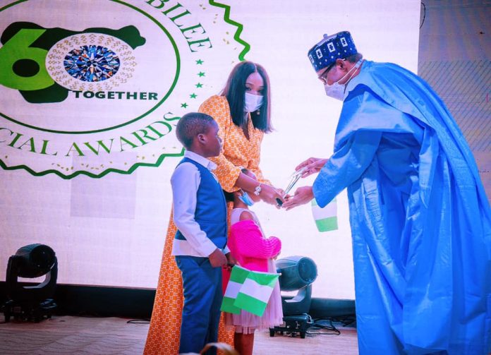 Buhari-presents-post-humous-award-to-late-Nigerian-hero joe Blackson wife and kids presented with award for bravery