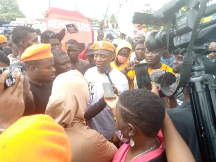 Publisher of Sahara Reporters, Omoyele Sowore and activist, Deji Adeyanju on Wednesday morning led the Abuja #EndSAR anniversary protest