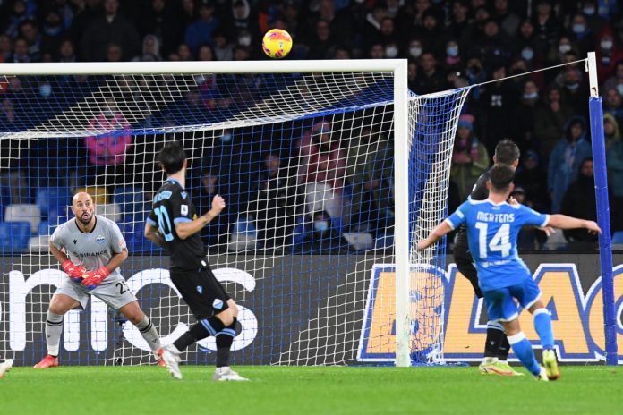 Dries-Mertens-Pepe-Reina-goal Napoli