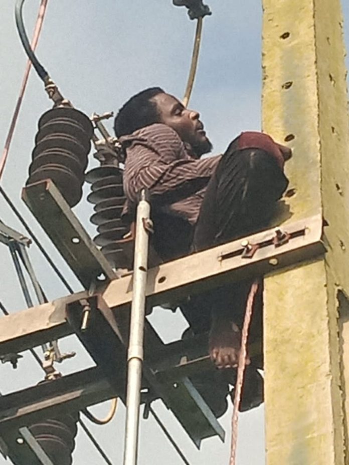 Man Dies On Electric Pole Trying To Steal Cables In Ogun Man Dies On Electric Pole Trying To Steal Cables In Ogun