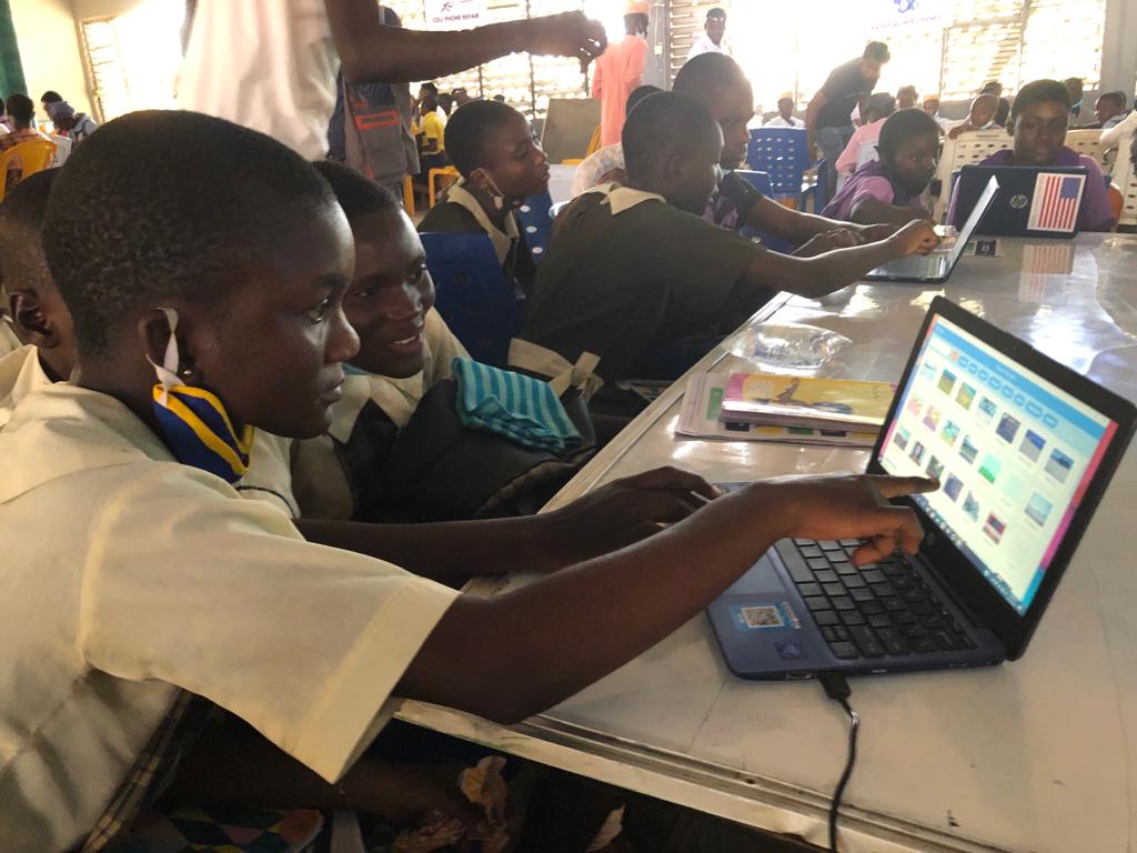 Students during a hands-on session - THEWILL NEWS MEDIA U.S. Consulate Trains 500 Lagos Students