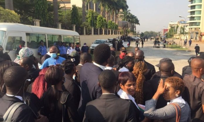 nnamdi-kanus-trial-dss-bars-lawyers-journalists-igbo-traditional-rulers-from-court-building-photos Court room of Nnamdi Kanu trial