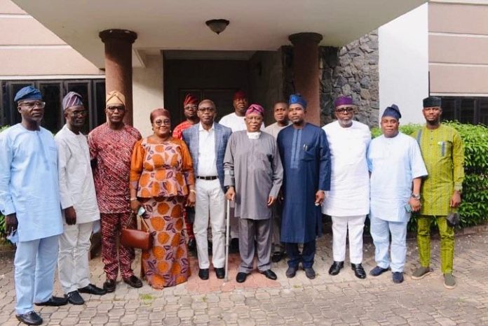 December 08, (THEWILL) - Former Governor of Ogun State Olusegun Osoba on Wednesday hosted the State Executive Council on his arrival from the United Kingdom after a successful knee surgery. Osoba equally charged Governor Dapo Abiodun to focus more on projects and programmes that would be of great benefit to the people of the state. The ex-governor disclosed this while receiving the exco members who paid a welcome visit at his Ikoyi residence, Lagos, after his arrival from the UK. Osaba, who said that Abiodun was the first to visit him as soon as he arrived Nigeria, said he was happy at the level of infrastructural development put in place by him in the areas of road, education, health and security. "I want the governor to please continue to focus on projects that will benefit the people. I know he is doing very well on road construction and other sectors; more attention should also be given to security." "The governor was the first to visit me after my arrival. He showed me what he is doing in the state like the Atan-Agbara road. He is determined to construct the Agbado road." "He is also doing massive housing projects to take care of the middle class. Ogun is the fastest growing state in Nigeria because the governor is taking the advantage of our closeness to Lagos", he added. The former governor, while thanking the governor for all his support and words of encouragement, especially visiting him in the hospital before the surgery, urged him not to listen to rumors but to focus on executing sustainable projects for the state. "Don't listen to rumours. Do all that you can. No government can do everything. My prayer is that you will leave Ogun state better than you met" he noted  Osoba also thanked the state executive members for supporting the Abiodun to turn around the fortune of the state, assuring them that he will always support the governor by advising him where necessary, noting that the success of his administration is his success Earlier, the leader of the delegation Mr Tokunbo Talabi, who also is also the Secretary to the State Government, described the former governor as an elder statesman who has the interest of the state at heart He appreciated God for a successful surgery, declaring that Ogun is happy to see him back on his feet. "We are happy for your quick recovery. And you are recuperating very well. We have reasons to thank God. You are an elder statesman who has the interest of the state at heart, and you are very supportive of the incumbent administration", the SSG hinted.