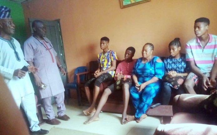 NUJ Lagos Council Chairman, Adeleye Ajayi {left} consoling late Bonnie Iwuoha's widow, Mrs_ Adanna Iwuoha, and his children, Watching is the Secretary,Tunde K_ Olalere The Lagos NUJ delegation commiserating with the Iwuoha's family in Lagos, on Tuesday.