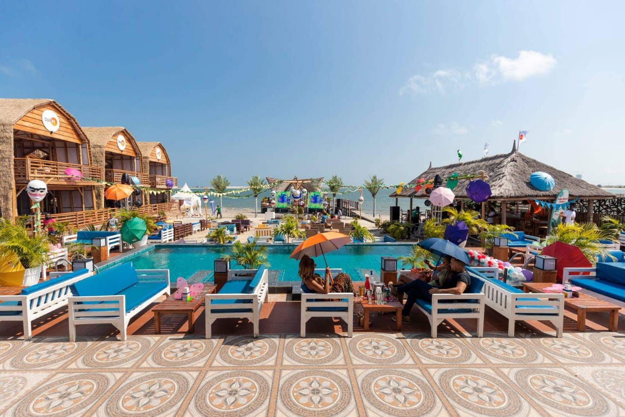 Moist beach club