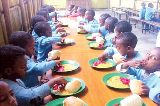 School kids eating