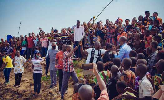Bayelsas-deputy-governor-Senator-Lawrence-Ewhrudjakpo-celebrating-his-catch-on-the-banks-of-River-Fircados-phmundial