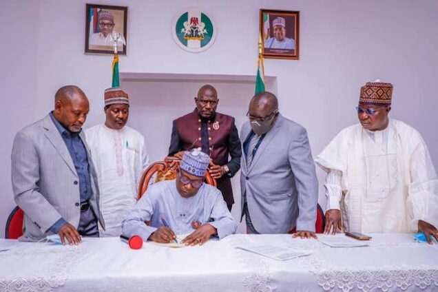 Governor-Simon-Lalong-signs-the-budget-bill--636x424 Lalong