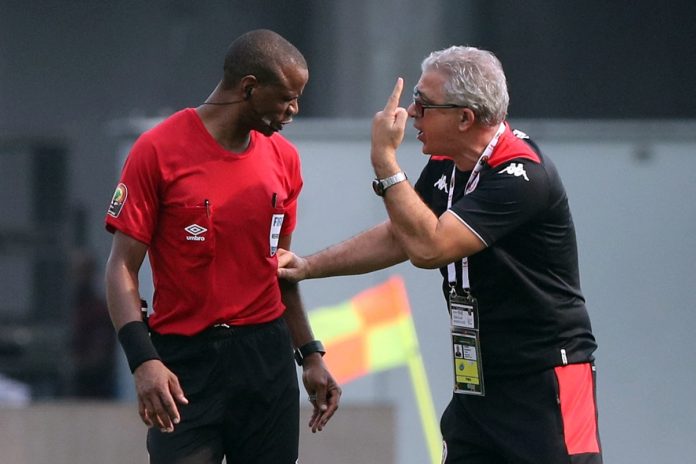 Janny Sikazwe in an argument with Tunsian coach
