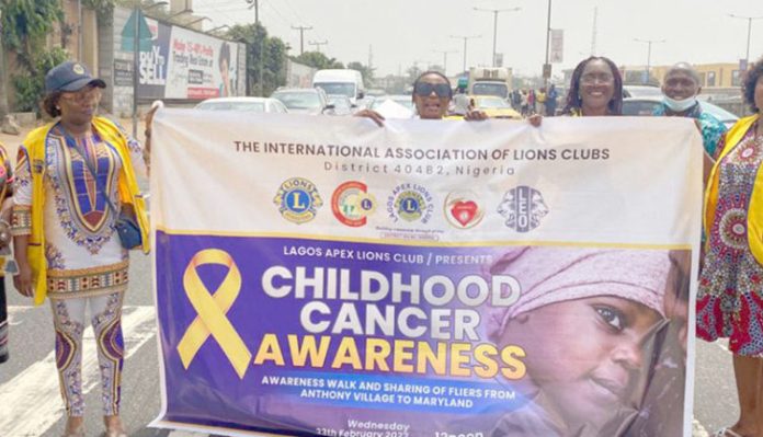 Lion-Dr.-Matlida-Braimoh-Middle-Club-President-flanked-by-750x430