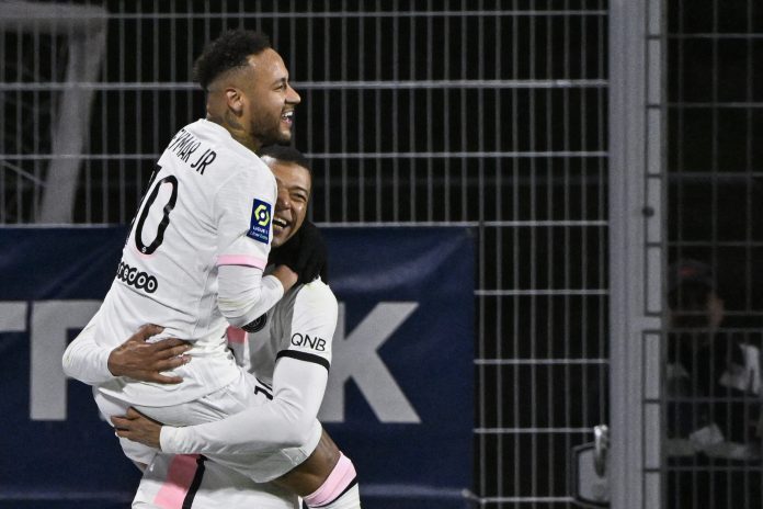 FBL-FRA-LIGUE 1-CLERMONT-PSG Paris Saint-Germain's Brazilian forward Neymar (L) celebrates with Paris Saint-Germain's French forward Kylian Mbappe after scoring three goals during the French L1 football match between Clermont Foot 63 and Paris Saint-Germain (PSG) at the Gabriel-Montpied stadium in Clermont-Ferrand, central France, on April 9, 2022. (Photo by THIERRY ZOCCOLAN / AFP)