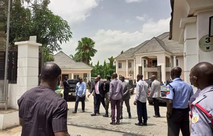 EFCC Operatives Lay Siege To Okorocha’s Abuja Residence