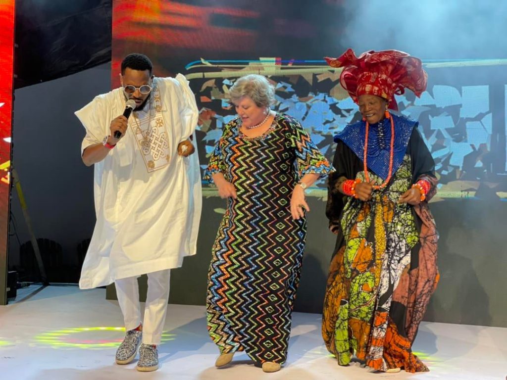 L-R_ DBanj_ U.S. Ambassador Mary Beth Leonard_ with Curator of Nike Art Gallery, Nike Davies Okundaye, during the Headies Reception in Lagos - THEWILL NEWS MEDIA