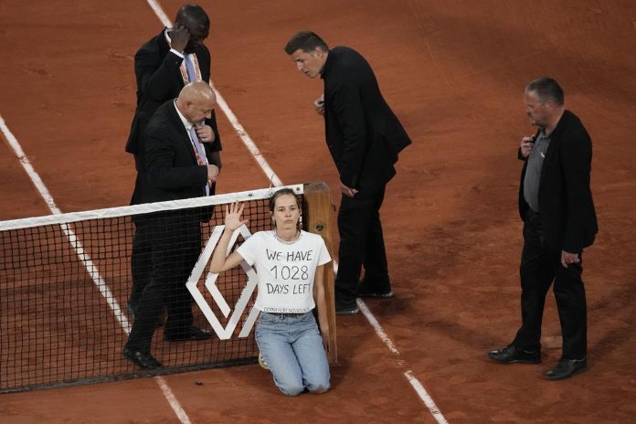 Protester Ties Self To Net During Rudd Versus Cilic French Open Semi-Final