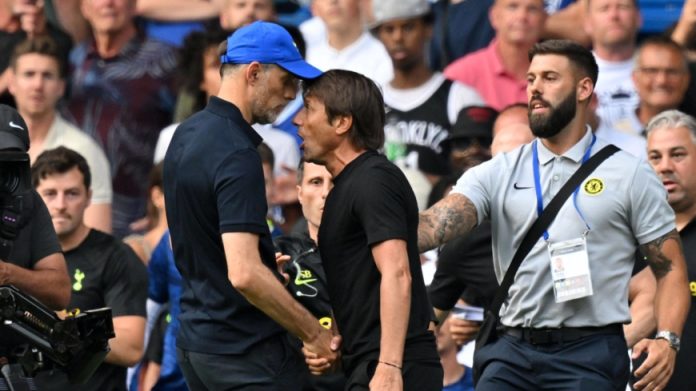 TOPSHOT - Tottenham Hotspur's Italian head coach Antonio Conte (R) and Chelsea's German head coach Thomas Tuchel (L) shake hands then clash after the English Premier League football match between Chelsea and Tottenham Hotspur at Stamford Bridge in London on August 14, 2022. - The game finished 2-2. (Photo by Glyn KIRK / AFP) / RESTRICTED TO EDITORIAL USE. No use with unauthorized audio, video, data, fixture lists, club/league logos or 'live' services. Online in-match use limited to 120 images. An additional 40 images may be used in extra time. No video emulation. Social media in-match use limited to 120 images. An additional 40 images may be used in extra time. No use in betting publications, games or single club/league/player publications. /