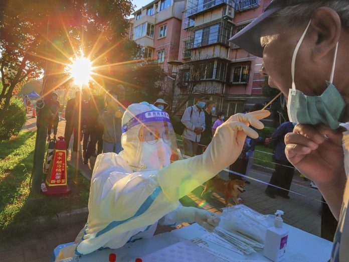 Chengdu Locks Down 21 Million People After New Covid Surge