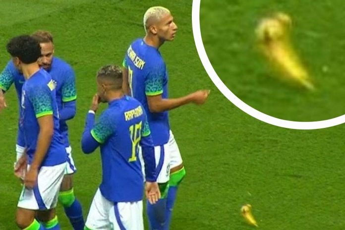 Richarlison banana banana thrown at Richarlison