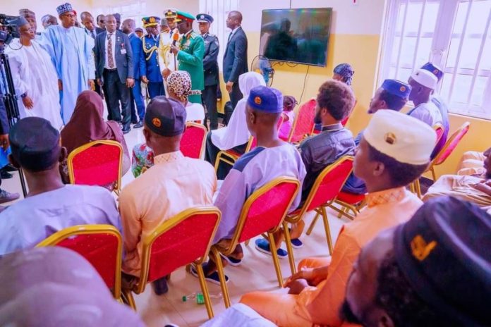 Buhari Meets With 23 Freed Abuja-Kaduna Train Passengers