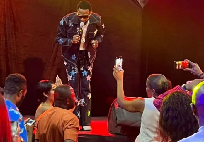 dbanj performs