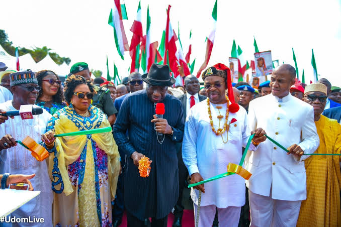 Goodluck Jonathan commissioning the 1.15km Afi-Uko Ntighe bridge, in Mbo