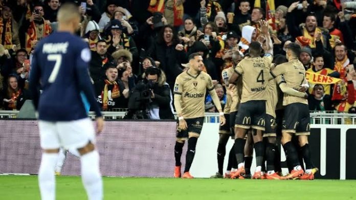 Lens players celebrate against PSG