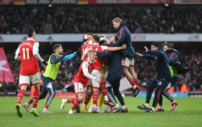 Arsenal players celebrate