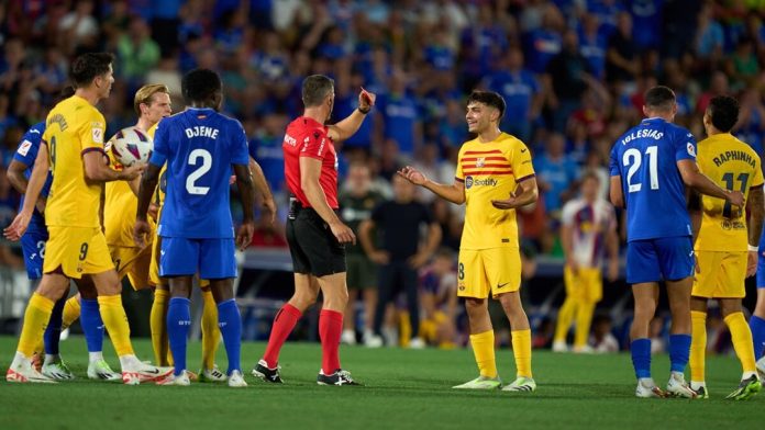 Referee Cesar Soto Grado shows the red card to Raphinha