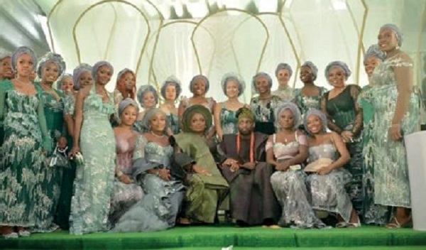 The Oluwadipes and their bridal train