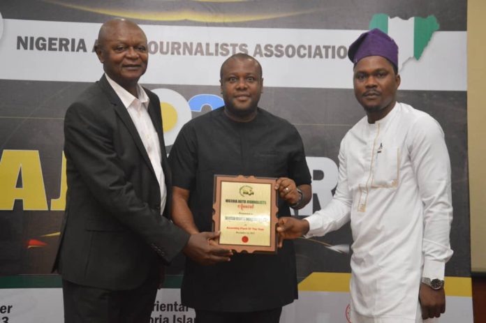 L-R: Motoring Editor, Sun Newspaper, Moses Akaigwe; General Manager, Sales and Marketing, Innoson Vehicle Manufacturing Co. Ltd, Obum Osigwe and Engr. Adeyemi Morufu, ffrom the National Midstream and Downstream Petroleum Regulatory Authority (NMDPRA), who represented the Chairman, National Gas Expansion Programme (NGEP), Dr. Mohammed Ibrahim, at the 2023 Nigeria Auto Journalists Association (NAJA) Awards hels at Oriental Hotels, Lagos