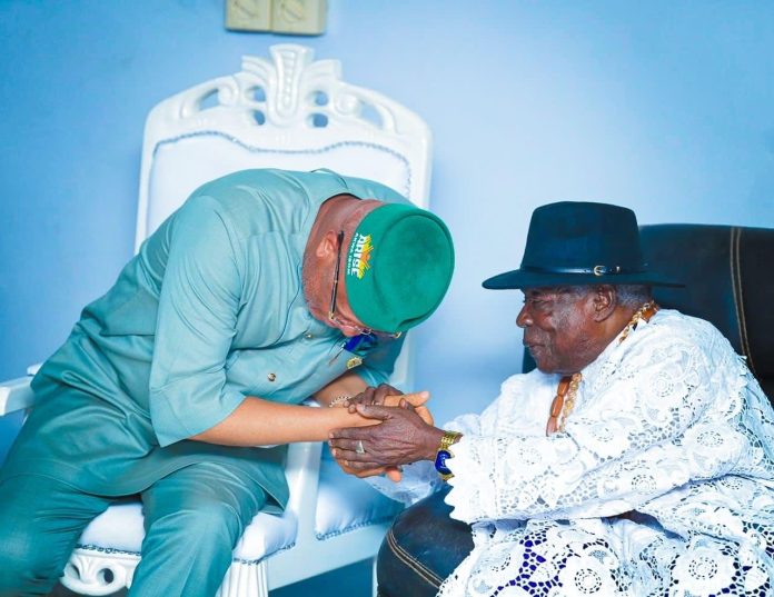 Akwa Ibom State Governor, Pastor Umo Eno, greeting the Fifth Itai Afe Annang, His Majesty, Obong Blaise Awakama, during his visit on Monday, January 22, 2024. Akwa Ibom State Governor, Pastor Umo Eno, greeting the Fifth Itai Afe Annang, His Majesty, Obong Blaise Awakama, during his visit on Monday, January 22, 2024.