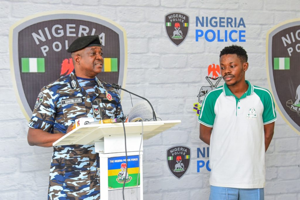 Police arrest gistlover bloggers